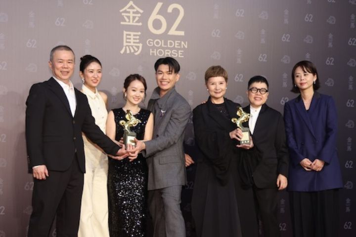 徐宗懋批評電影「大濛」失真。圖為「大濛」編導陳玉勳（左）、監製李烈（右3）及葉如芬（右2）等人22日分享得獎的喜悅。圖/中央社