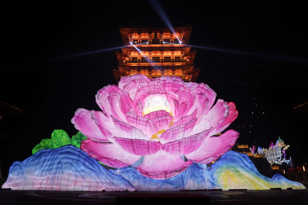 牡丹燈皇的工藝難度在彩燈的制作歷史上相當罕見，更被金氏世界紀錄官方認證最大的立式花燈。圖/取自河南省文化和旅遊廳