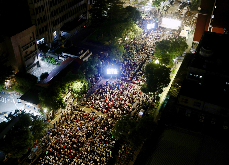 台灣民眾黨主席柯文哲遭羈押禁見，民眾黨8日晚間在立法院旁舉辦公民開講活動聲援，開場半小時後，活動主持人就宣布現場支持者已破萬人。圖/中央社