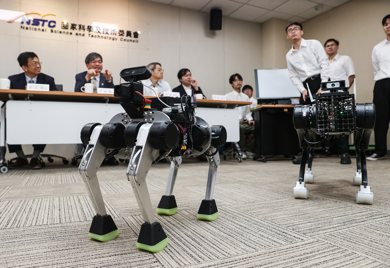 在國科會支持下，台大機械系教授郭重顯研究團隊成功打造台灣首創且自主研發的AI機器狗NTU DogBot。圖/中央社