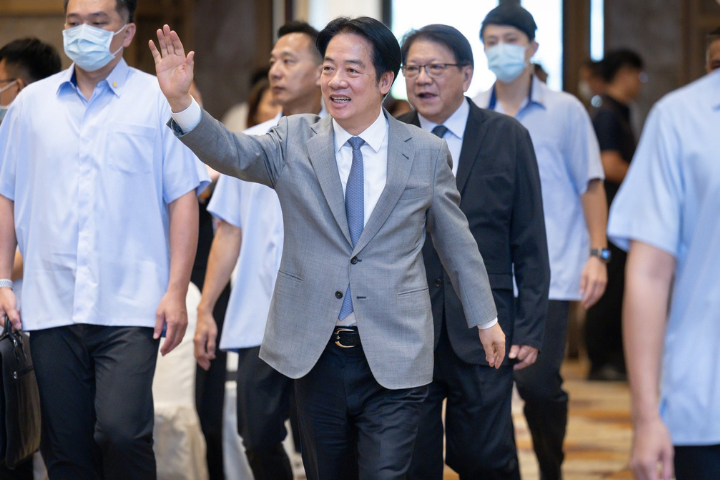 總統賴清德1日開記者會說明關稅20％衝擊等相關問題，但稱有保密協議，被外界砲轟是黑箱作業。圖/取自賴清德臉書