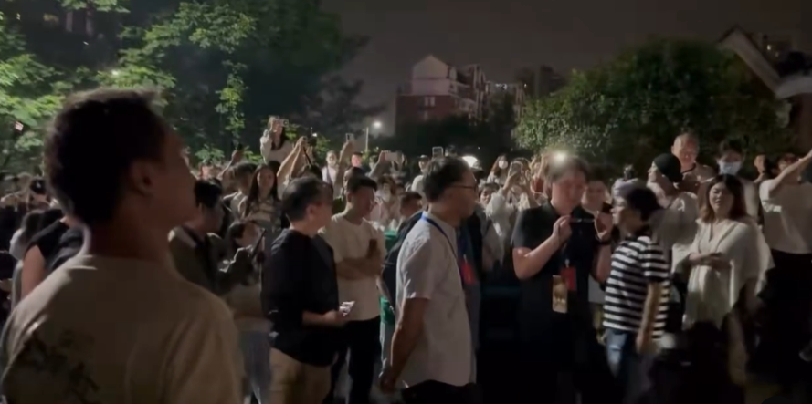 不少大陸民眾自6月7日起包圍虐待狗隻李男住家外,徹夜留守抗議。圖/取自Threads