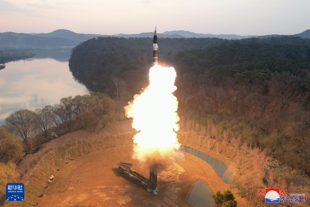 北韓4月2日首次成功試射「火星炮-16B」新型中遠端固體燃料彈道飛彈。圖／取自新華社