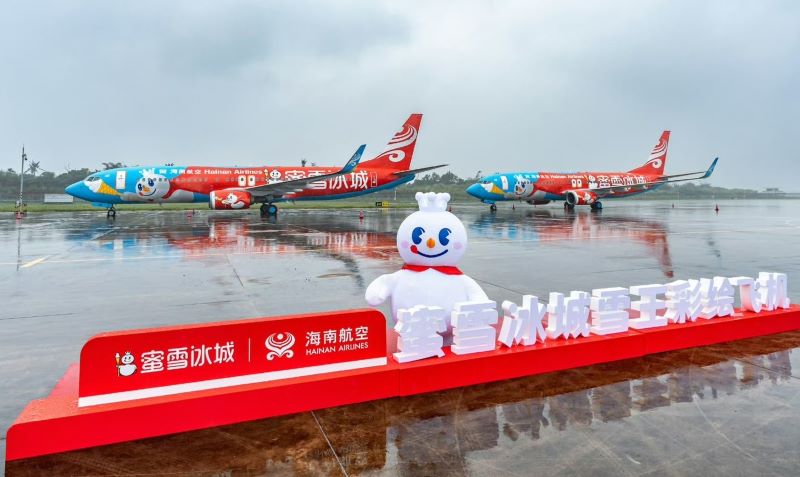  蜜雪冰城形成「供應鏈＋品牌IP＋門店網」的商業企圖。圖為蜜雪冰城與海南航空的聯名彩繪機。圖/取自蜜雪冰城官網