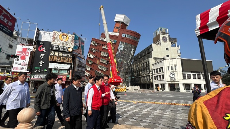 【0403大地震】賴清德現身花蓮天王星大樓倒塌現場 