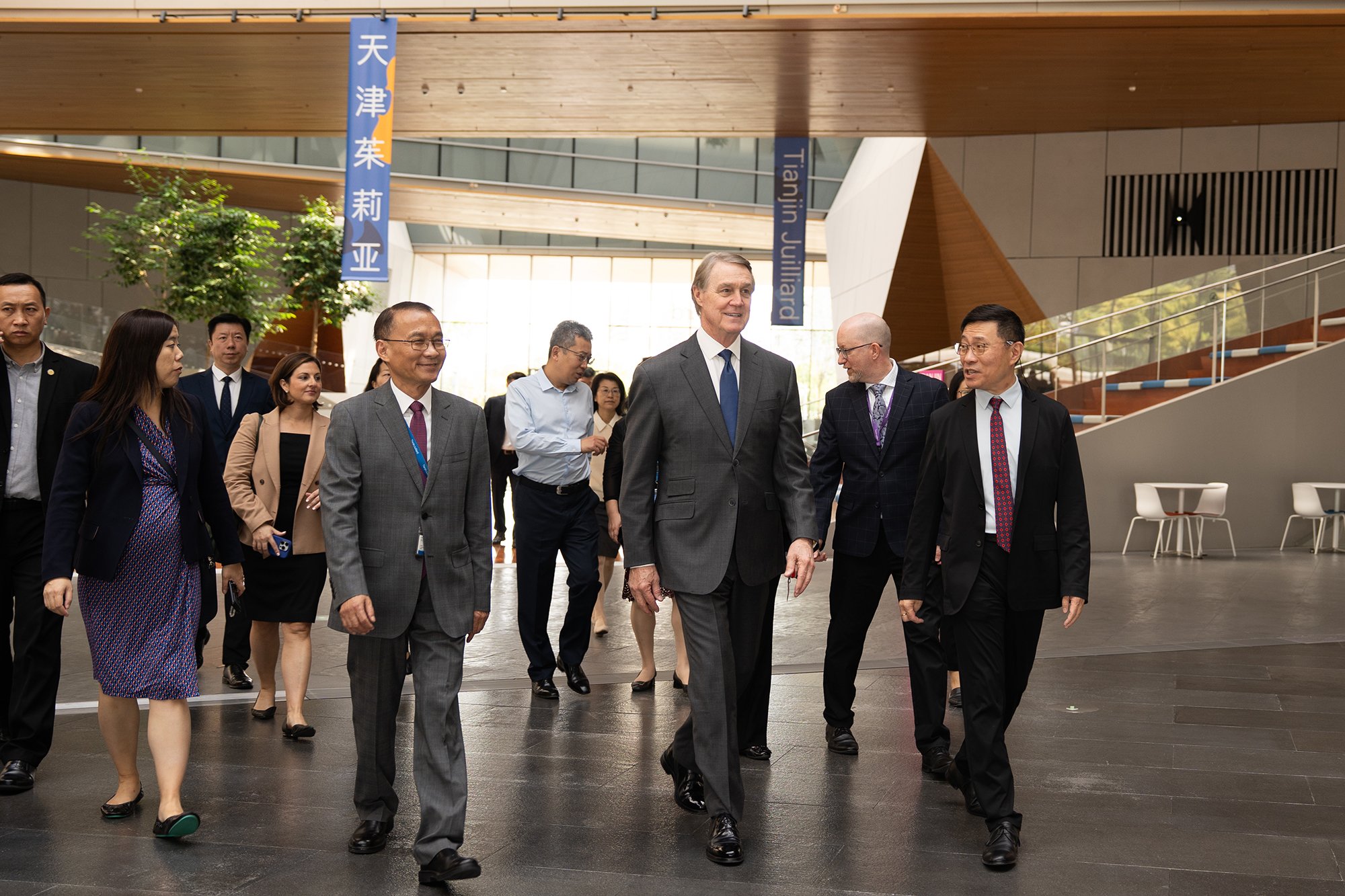 龐德偉上任後，上月底前往天津與產業界會面，圖為9月29日龐德偉抵天津的「茱莉亞學院」參觀，這是美國著名的紐約「茱莉亞音樂學院」本部外的第一家分院。圖／取自U.S. Ambassador to China David Perdue X
