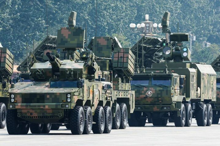 共軍反無人機方隊中的軍車搭載「FK-4000」高功率微波武器,去年在九三閱兵中亮相。圖/取自新華社