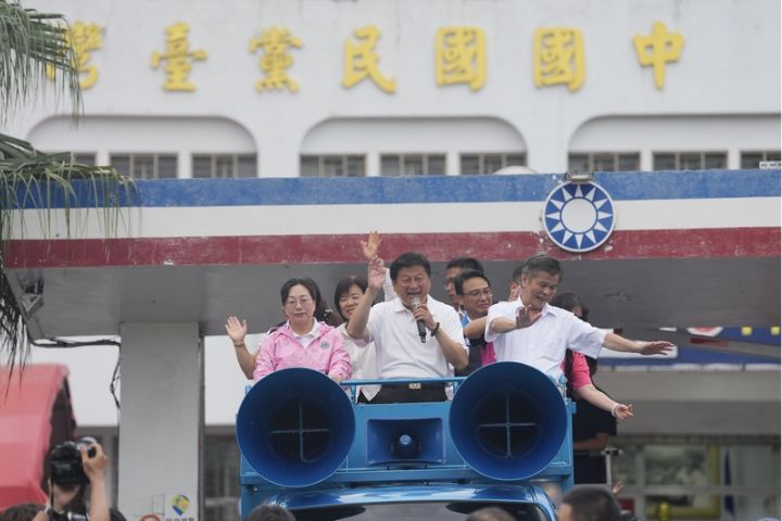 國民黨籍立法委員傅崐萁（前中）26日傍晚自行宣布罷免不通過，隨後並與妻子、花蓮縣長徐榛蔚（前左）等人一同搭車向鄉親謝票。圖/中央社