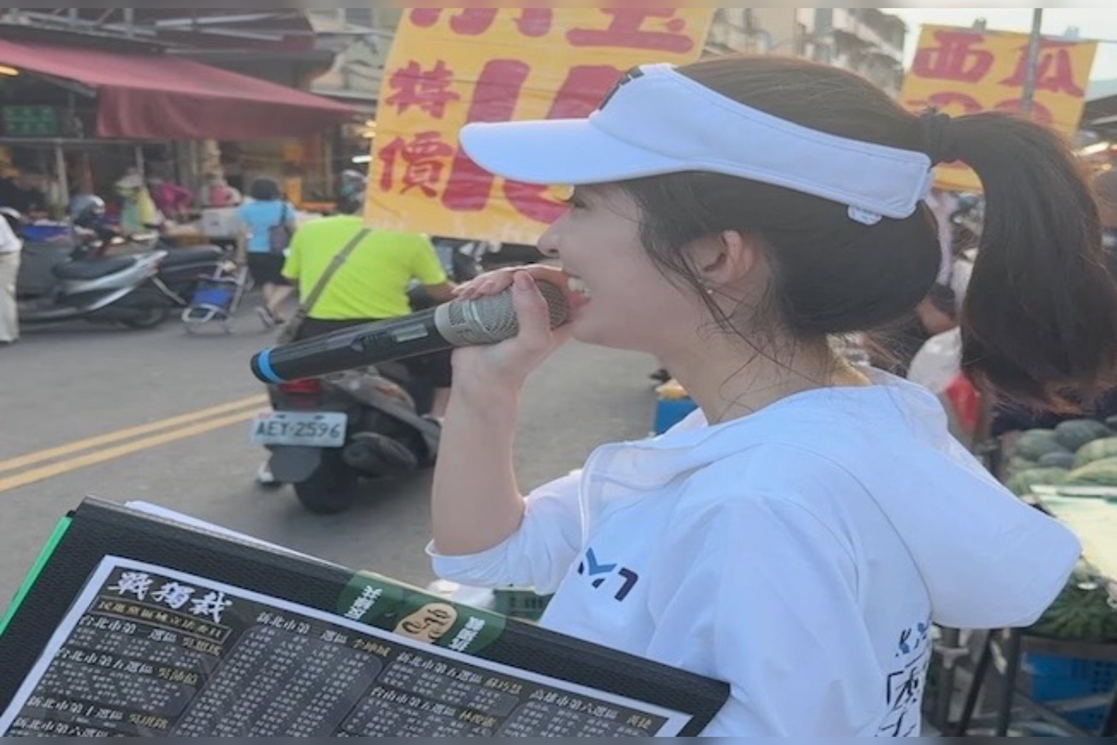 國民黨發言人之一的李明璇22日到高雄鼓山支援雙罷劫連署站。圖／取自李明璇臉書