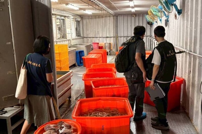 屏東縣百威食品公司近4000公斤黑心豬腸流入4縣市,圖為屏東縣衛生局調查情形。圖/中央社