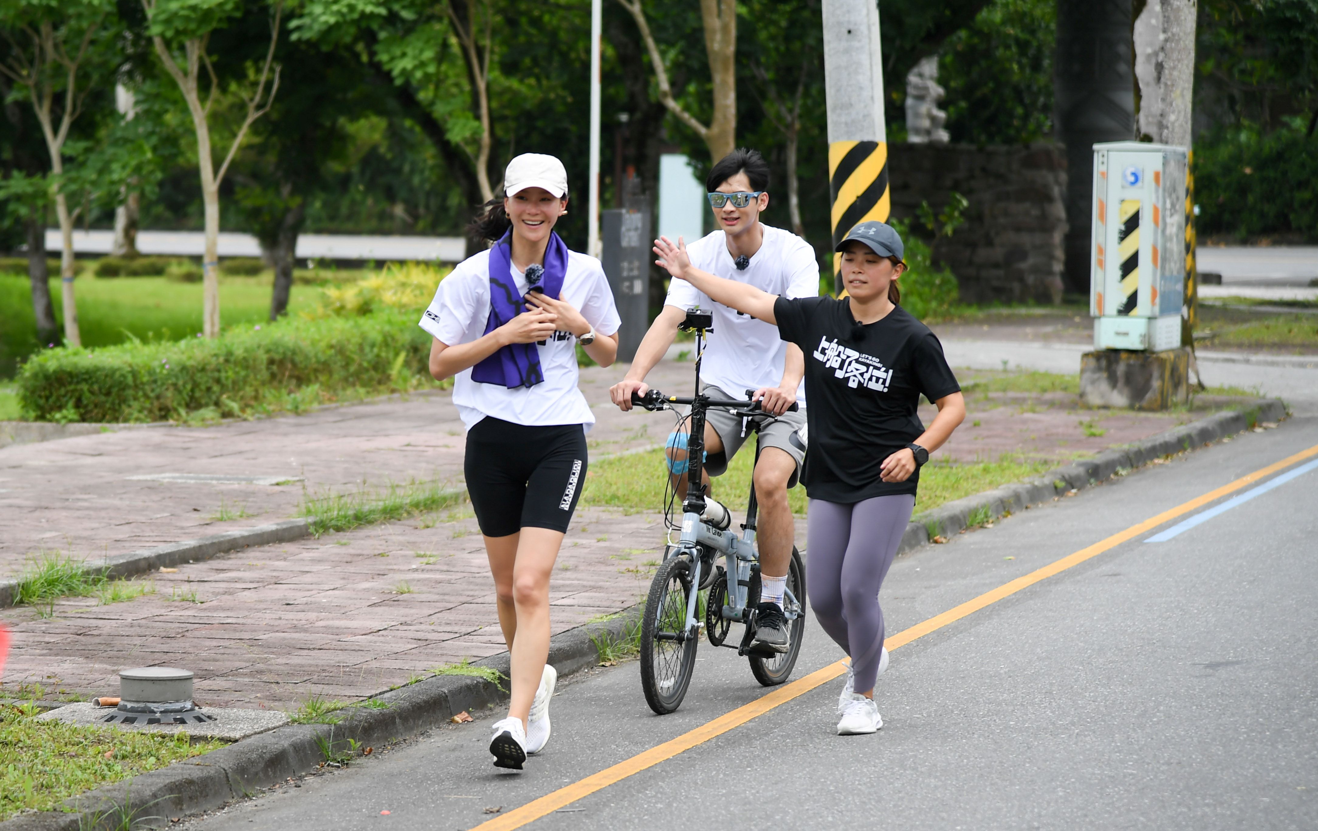 跑步體能訓練時，鍾瑶落後，夏浦洋就騎著腳踏車一路跟隨。圖/三立提供