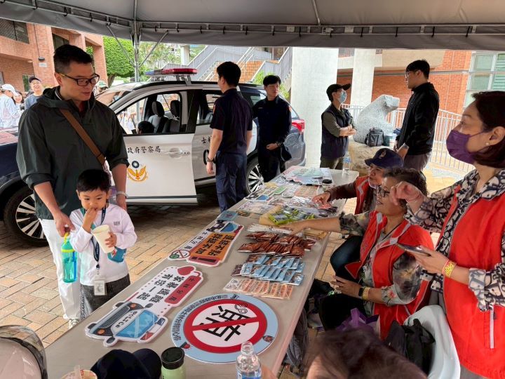 士林分局藉由寓教於樂方式，向美國學校園遊會民眾推廣識詐、防毒、防制人口販運、婦幼安全及交通安全等多元法治觀念。圖/士林分局提供