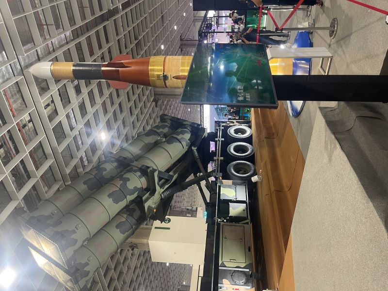 強弓飛彈機動發射系統。圖/記者楊俊斌攝