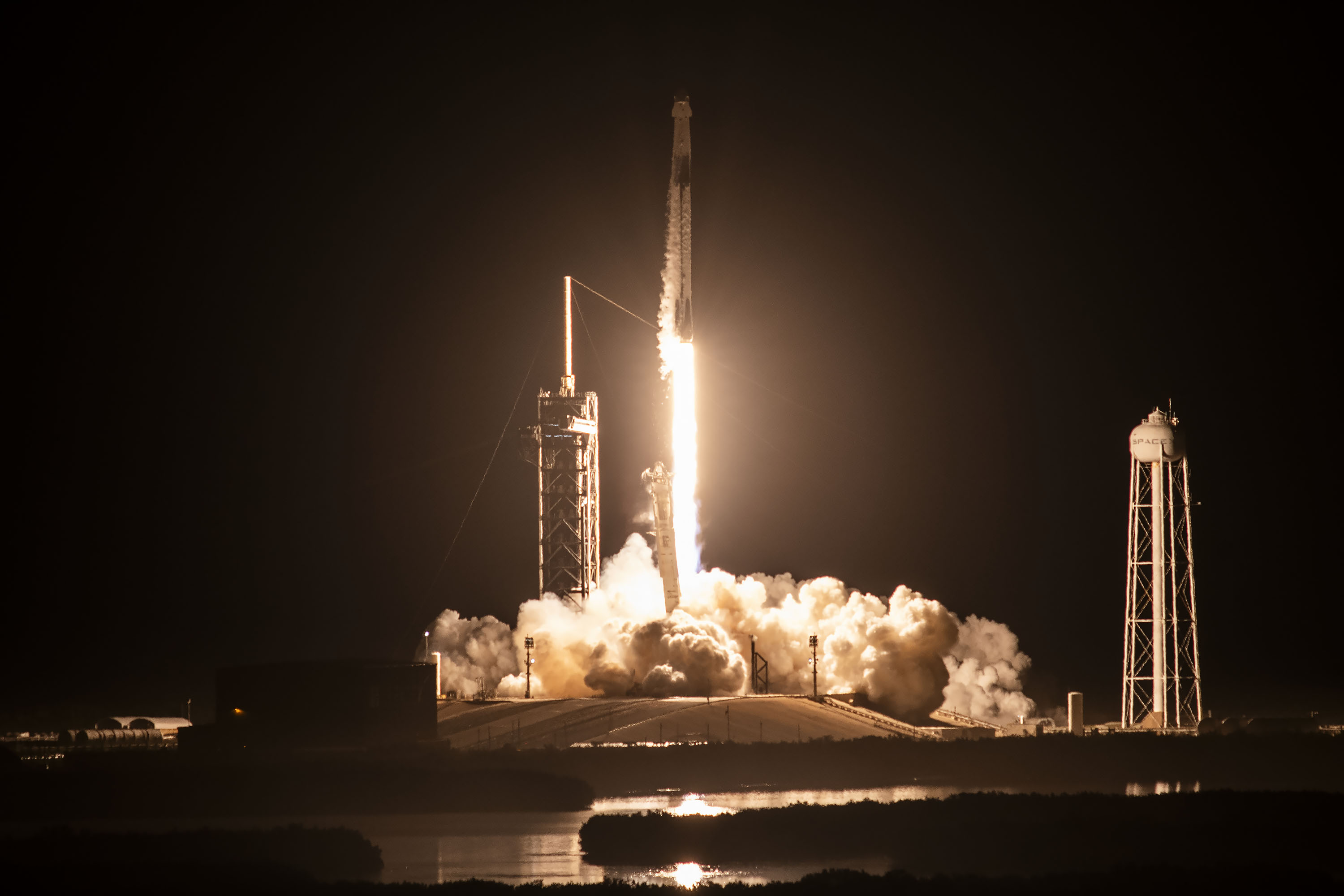 SpaceX獵鷹9號再升空 送美俄太空人上國際太空站