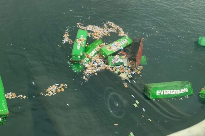 長榮「長月輪」遇強浪 50貨櫃墜海 秘魯港口一度封閉