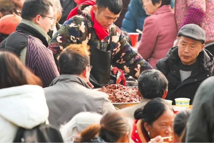  一場原本只想熱鬧過年的殺豬飯，意外照見了當代網路社會最溫柔的一面，一句真心求助，換來滿村煙火與人情。。圖/取自《中國經營報》