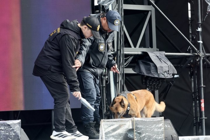 北市警方針對活動場域實施安全檢查，並加強對可疑物品及危險物品的偵測與管控。圖/中央社