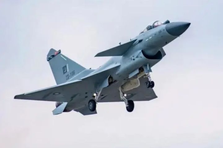 中國大陸生產的首批殲-10CE戰機交付巴基斯坦空軍。圖/取自新華網
