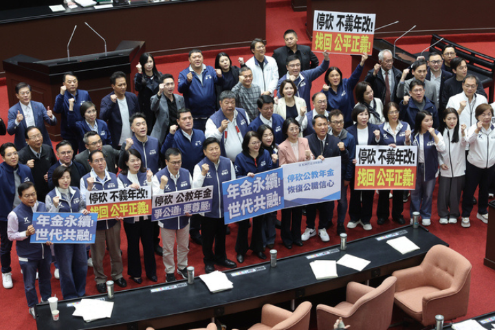 【梅花專論】公教年改：從決戰時刻到革命時刻