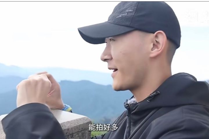 李思辰每天凌晨4點50分鬧鐘響起後,他便帶著攝影器材前往山頂尋找最佳拍攝位置,從日出一路拍攝到晚間燈光秀。圖/取自潮新聞影片