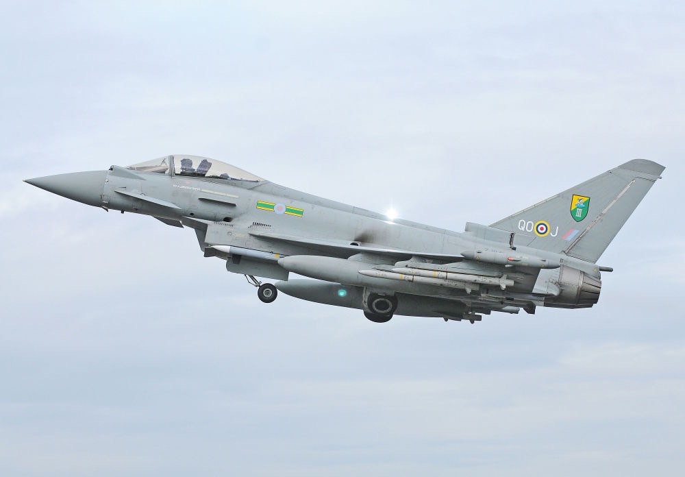 英國空軍「颱風」式戰鬥機從英國林肯郡一個空軍基地起飛。圖/取自英國國防部