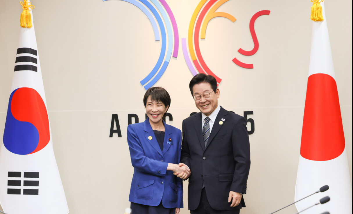 日本首相高市早苗(左)與韓國總統李在明(右)都是「白手起家」的政治素人。圖/取自高市早苗X