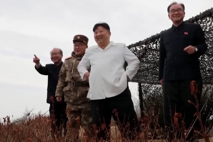 圖為北韓領導人金正恩（右2）今年4月觀看飛彈發射。圖／取自DRM News YT頻道