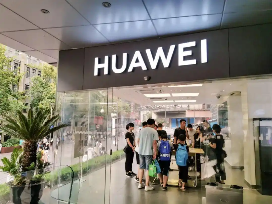 華為案件開審後，華為辯護律師認為，這是美國司法部將少數商業機密事件，放大成企業層級的犯罪陰謀。圖為華為的門市店。圖／取自36氪