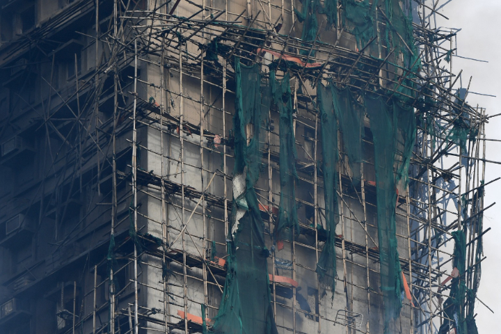 港府公布火災調查進展，多個棚網樣本未達阻燃標準。圖/取自新華社