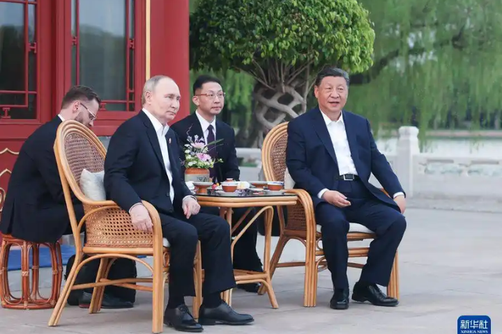 抗美聯盟?俄羅斯總統普丁(左)雖每年多次與大陸國家主席習近平會面,但美「中國軍力報告」認為,中俄間仍存互相猜疑,因此限制了彼此的深度合作。圖為去年5月普丁訪北京,與習近平在中南海喝茶。圖/取自新華社