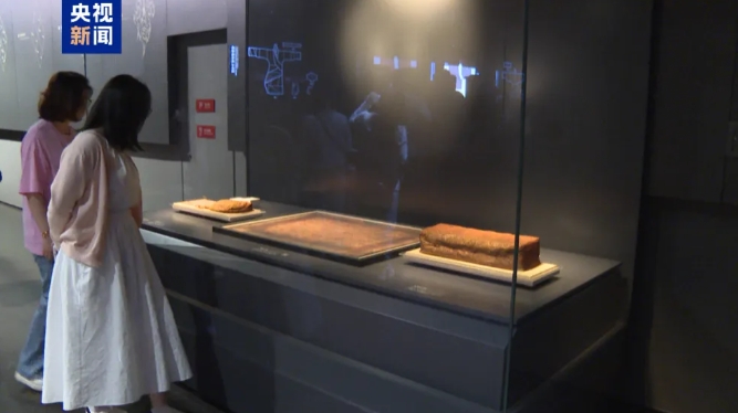 湖南博物院「馬王堆漢墓陳列」展出的絹地「乘雲繡」枕巾等一組文物。圖/取自央視