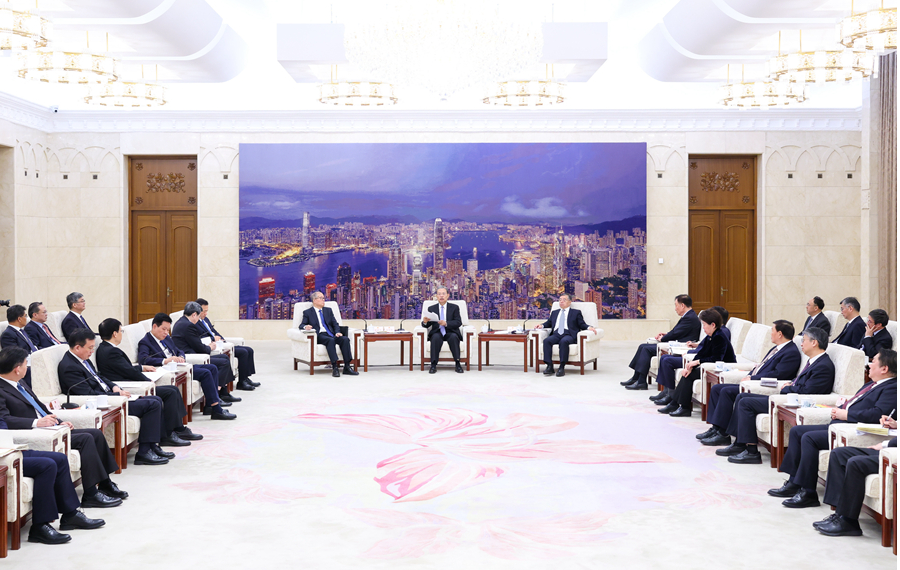 因呼吸道感染而缺席兩會閉幕式的人大委員長趙樂際12日下午看望採訪兩會的大陸記者。圖/取自新華網