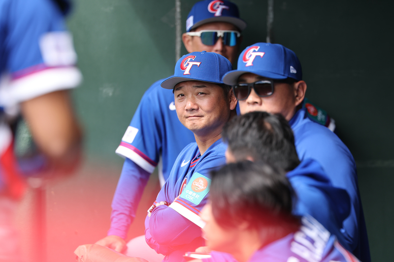 世界棒球經典賽（WBC）中華隊3日與日職軟銀鷹隊進行官辦熱身賽，總教練曾豪駒（中）在休息區關注球隊表現。圖/中央社