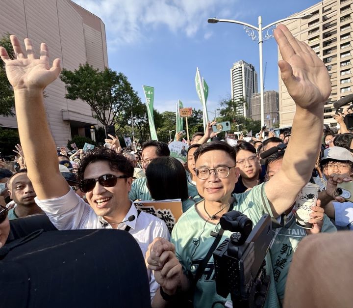 民進黨高雄市長參選人賴瑞隆（中右）19日邀請同黨台北市長參選人沈伯洋（中左）造訪高雄，2人一同步行前往愛河灣水樂園，感受高雄港灣水岸城市的魅力。圖/中央社