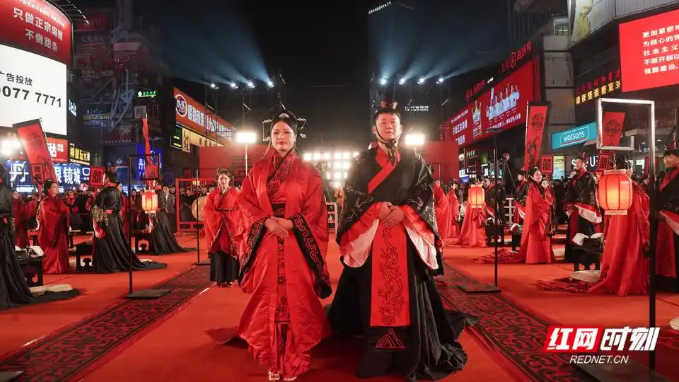 兩人成婚時穿上了漢服,完成了一生的承諾。圖/取自紅網