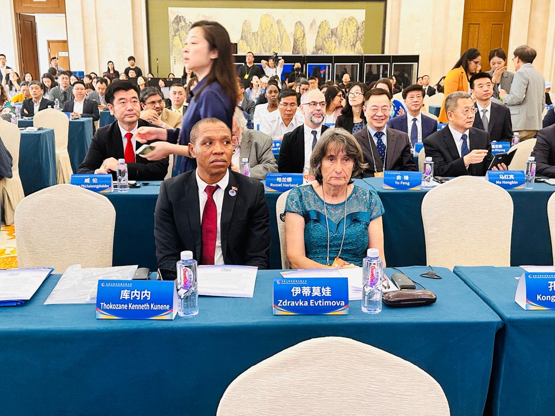 圖為庫內內（前左）前往北京出席會議。圖／取自觀察者網