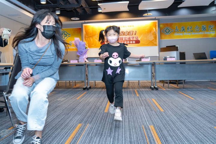 在接受胎兒內視鏡脊柱裂修補手術後,小妹妹已經四歲半,活潑可愛。圖/長庚醫院提供