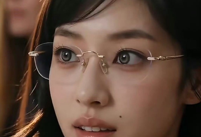 AI演員沒有真正的身體，也沒有生活經驗。虛擬女主角「方桃子」日前拍的美瞳廣告已被下架。圖/取自微博