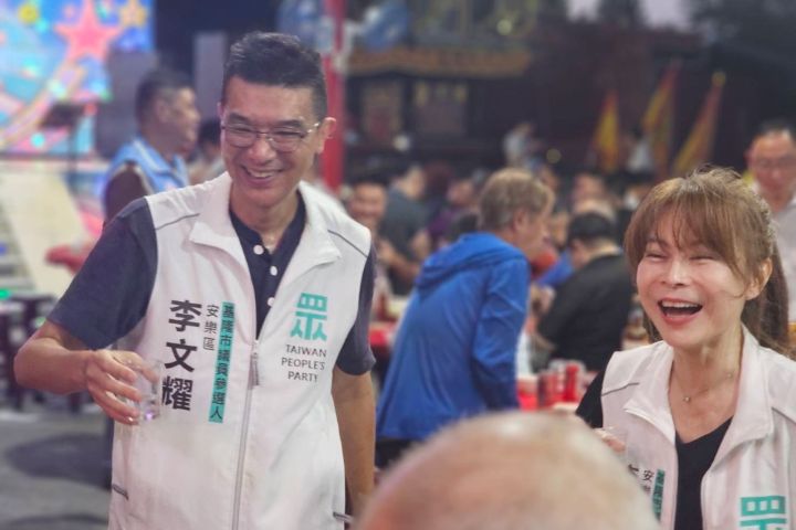 李文耀和太太錢怡君近期走遍基隆大街小巷，期許文耀有為基隆選民服務機會。圖/取自李文耀粉專