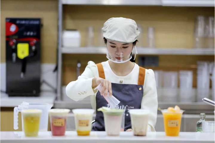 位於四川省樂山市的茶葉公司內,研發人員正在製作新茶飲。圖/中新社發 李華時攝