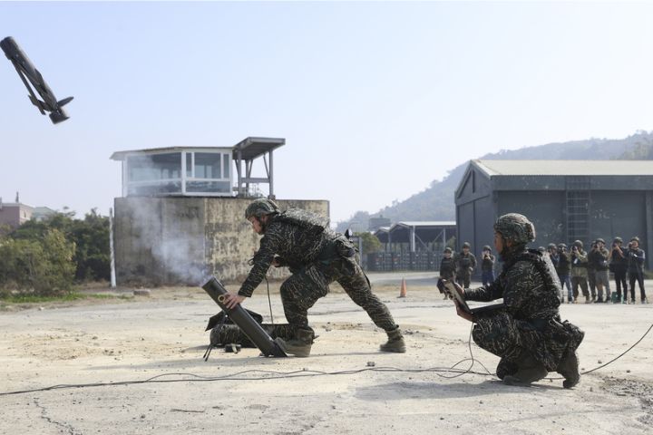 海軍29日首度公開實彈發射勁蜂1型攻擊型無人機，其中1架無人機發射後直接墜入沙灘，之後再補射1架無人機。圖為再次射出的無人機。圖/中央社