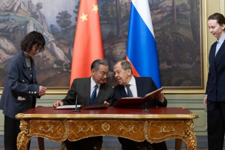 【伊朗危機】中俄外長通話籲降溫戰事　王毅：荷姆茲海峽問題關鍵在停火