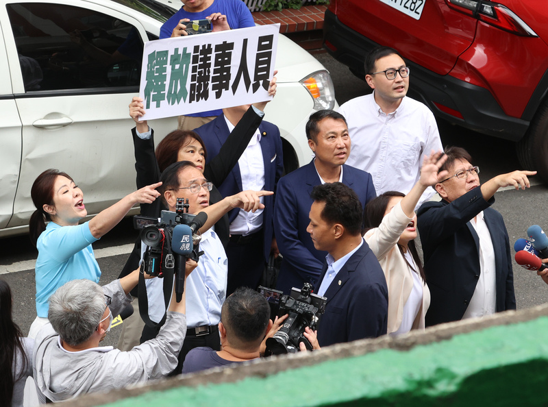 綠囚禁議事人員阻修法 柯文哲：台灣民主黑暗的一天