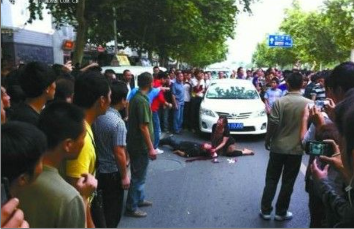 2012年西安砸車事件的受害者李建利頭部顱骨破裂，失去部分行動和語言能力。圖/取自香港文匯報