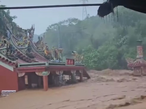 金山長興宮又因7日上午大雨二度被泥水淹沒，圖為10月4日長興宮被大水滅頂。圖/取自記者爆料網