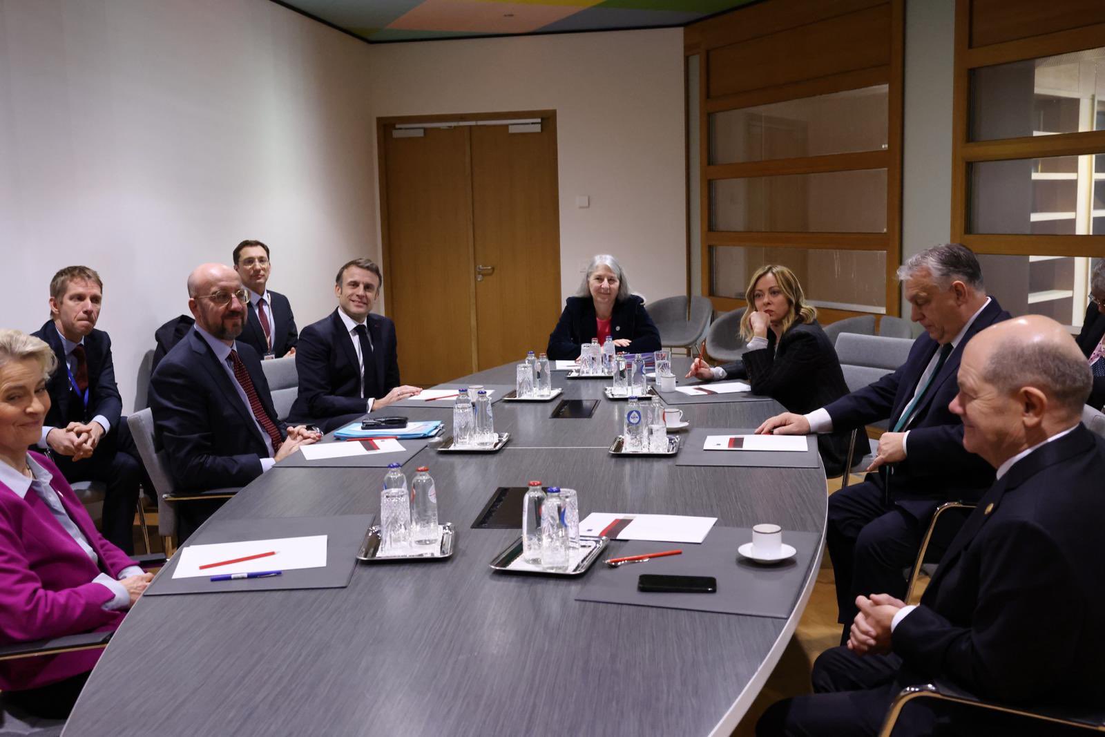 峰會前，法國、德國、義大利領導人和歐盟高階官員與奧班（右二）開了一場非正式的會議。圖/取自Charles Michel@CharlesMichel
