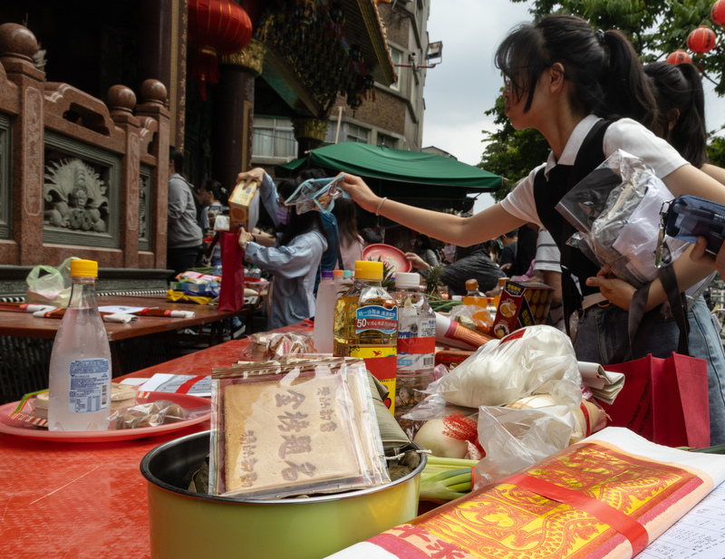 國中教育會考將登場，不少民眾前往台北市文昌宮拜拜，祈求考試順利、金榜題名。圖/中央社