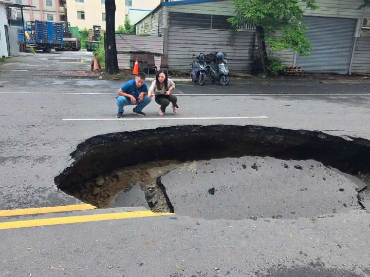高雄楠梓突現10公尺「天坑」，範圍幾乎足以容納一輛轎車。圖/取自高雄市議員白喬茵臉書