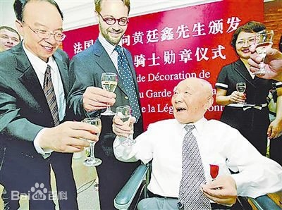 2006年黃廷鑫接受法國正附贈勳。圖/取自百度百科
