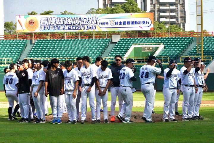  備戰世界棒球經典賽（WBC），中華隊13日在高雄市澄清湖棒球場與台鋼雄鷹隊打練習賽，終場由中華隊以3比2險勝，球員們在場中圍圈致意。圖/中央社